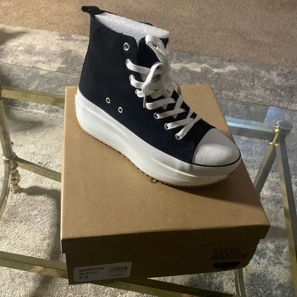 I am selling my Steve Madden shoes I am selling Steve Madden shoes that are still in excellent  main image 4